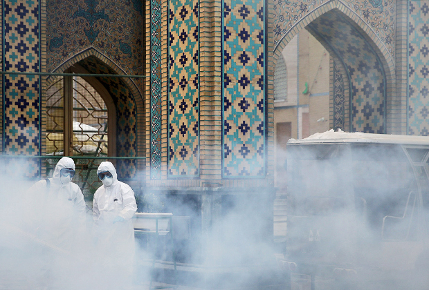 Распыление дезинфицирующих средств возле мечети в Иране